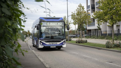 IVECO E-Way H2 : l'autocar à hydrogène qui révolutionne le transport urbain.