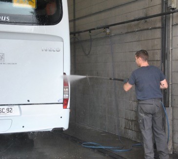 Lavage Global Bus à la sortie de l'atelier Global Bus Iveco Bus